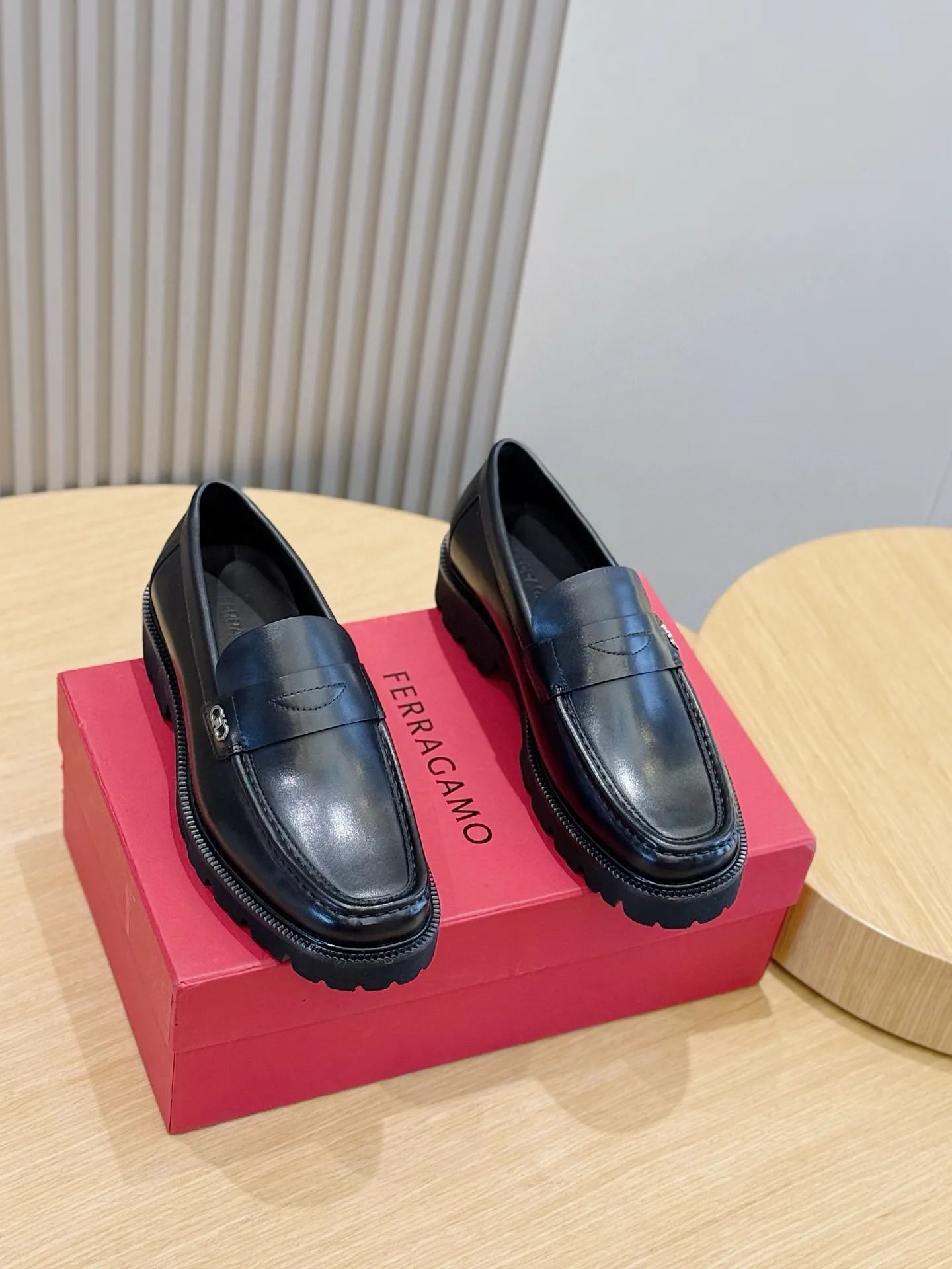 [Ferragamo] Top P: 760💰 Number of yards: 39~44 (38.45. Customized, non-returnable) Ferragamo men's leather derby shoes. The new derby shoes are light in texture and cool in style. They adopt exquisite eyelet uppers and novelly define urban trends. Made of brushed cowhide, it has a plump and rounded toe box and is decorated with delicate wingtip decorative details. Imported cowhide + cowhide lining.